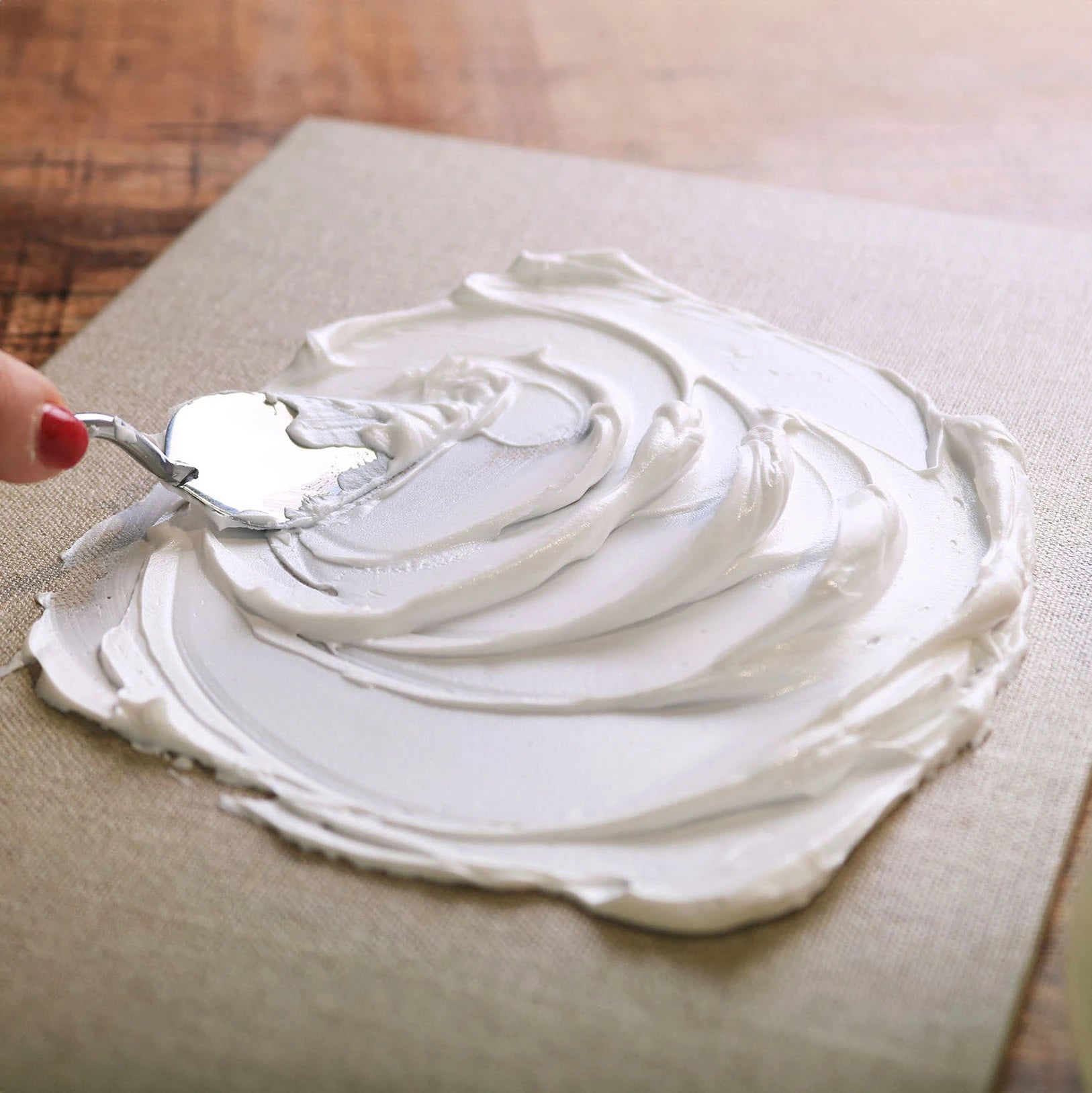 Reljefna tekstura izrađena strukturnom ARTMIE Butter Fine pastom na platnu