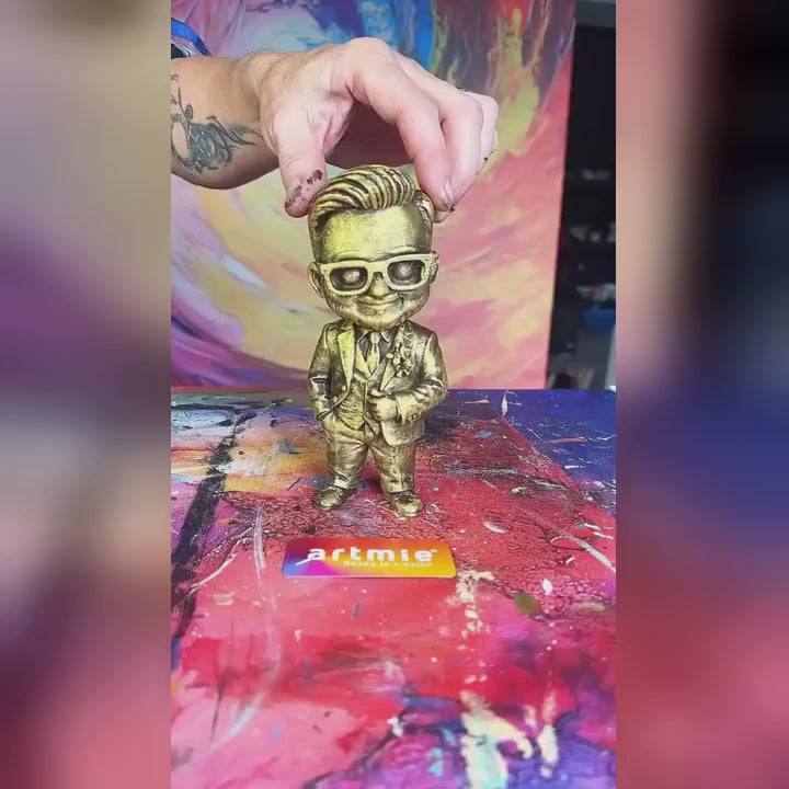 Chibi figurica s fotografije za bojanje – pravi video: bijela figurica ispisana prema fotografiji i njezino bojanje u ARTMiE ateljeu.