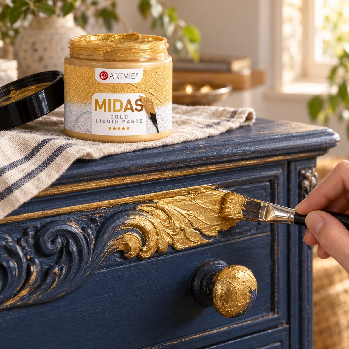 Pozlata rezbarene komode kistom — zlatna metalik pasta ARTMIE MIDAS